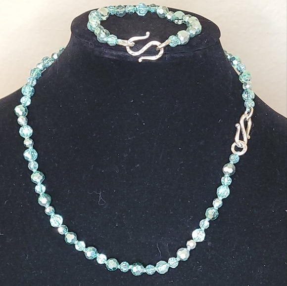 Elegant Seafoam Crystal Necklace and Bracelet Set - Picture 5 of 6